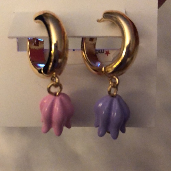 Betsey Johnson Gold Tone Huggie Hoop Earrings Mismatched Tulip Charm NWT - Picture 3 of 13